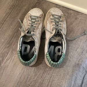 P448 size 39 low top sneakers!